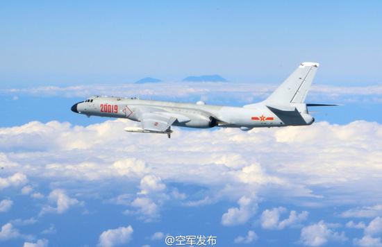 一幅很有意义的照片：解放军军机绕飞台湾岛与高山合影