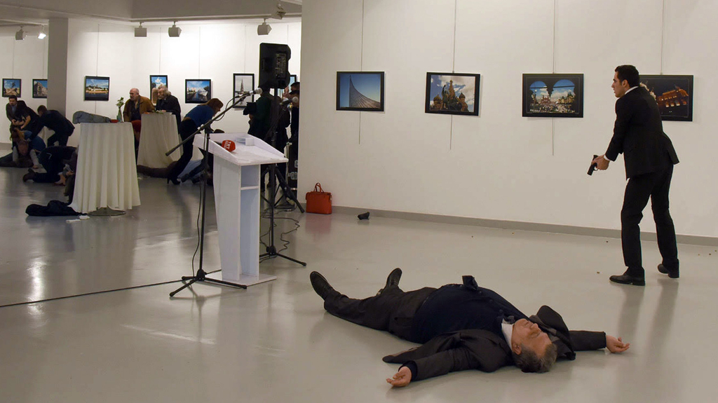 俄驻土耳其大使遭枪击身亡，普京称必须知道凶手背后是谁