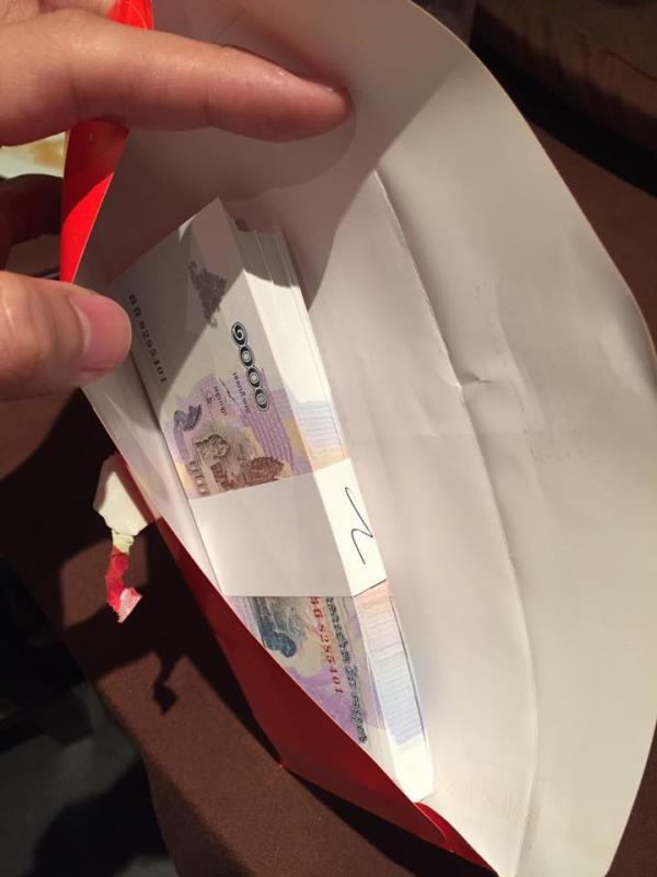 台湾网友年会开心抽到10万现金红包：厚厚的一叠柬埔寨币