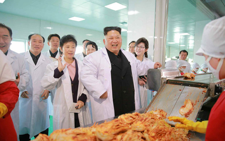 朝鲜最高领导人金正恩视察，再强调民生建设笑容满面