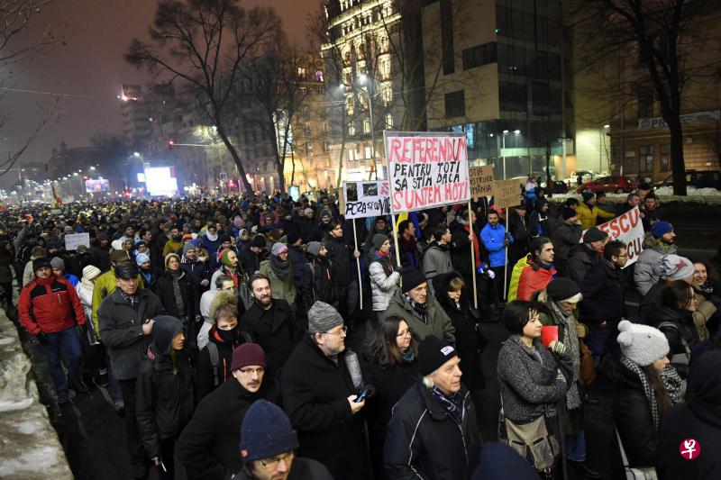 罗马尼亚总统和民众示威，抗议政府赦免宽恕贪官污吏囚犯