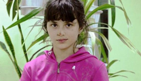 俄罗斯10岁勇敢姑娘尤丽娅从着火房子中救出自己5个弟妹