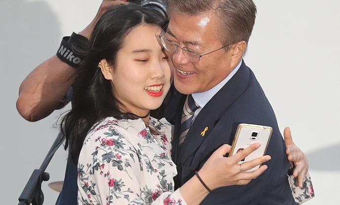 与美女贴脸自拍，韩国总统候选人文在寅竞选集会秀亲民