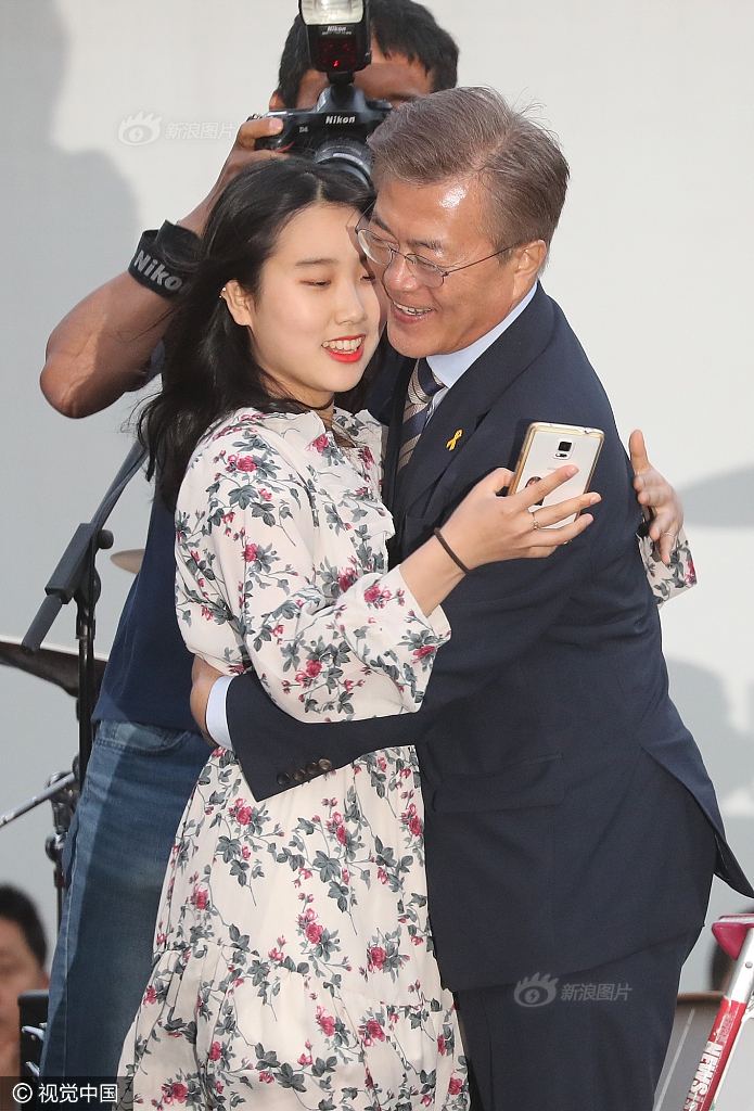 与美女贴脸自拍，韩国总统候选人文在寅竞选集会秀亲民