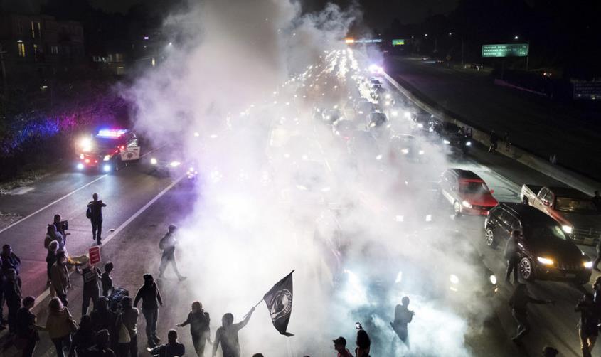 美奥克兰民众举行反种族主义游行，以回应弗州白人至上暴力冲突