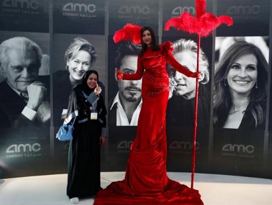 丰富人民文化生活刺激经济，遭禁35年沙特电影院重开放