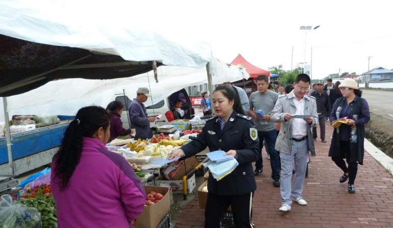 夹信子镇开展珍爱生命关注农产品质量安全知识宣传活动