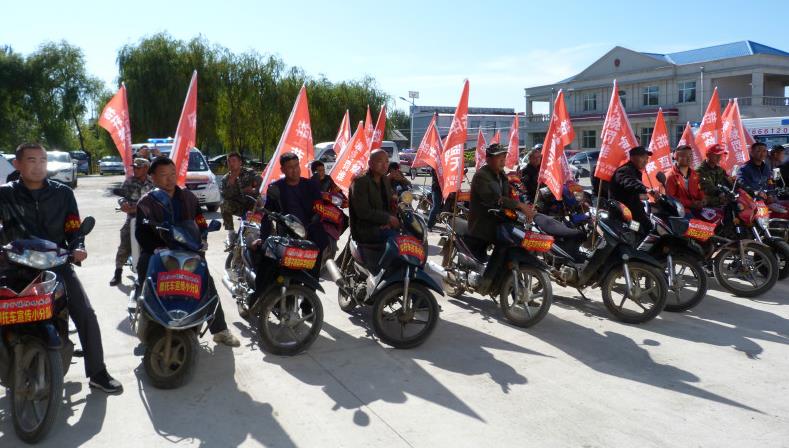 夹信子镇开展秸秆禁烧摩托车小分队志愿者宣传服务活动