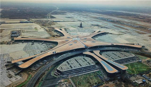 北京大兴国际机场跑道贯通主航站楼凤凰展翅完美亮相
