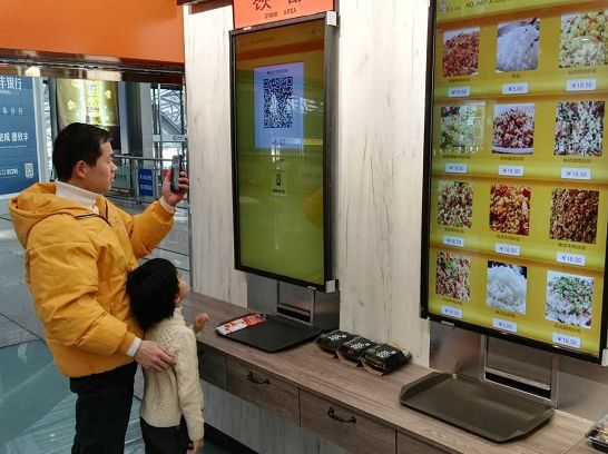 中国铁路首家智能无人餐厅亮相青岛，旅客体验方便快捷