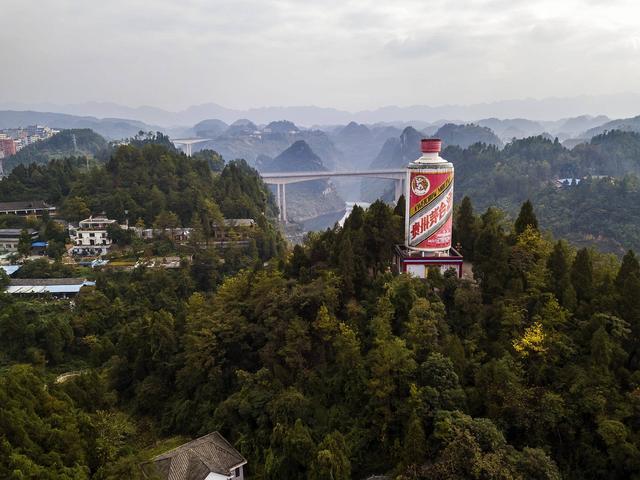 茅台镇酒业乱象：神似茅台酒，近万酒企混战赤水河畔