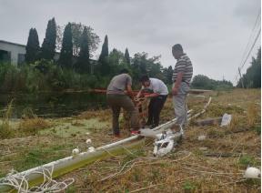 社会实践团队碧水行之初探河道，安装治理水质污染设施
