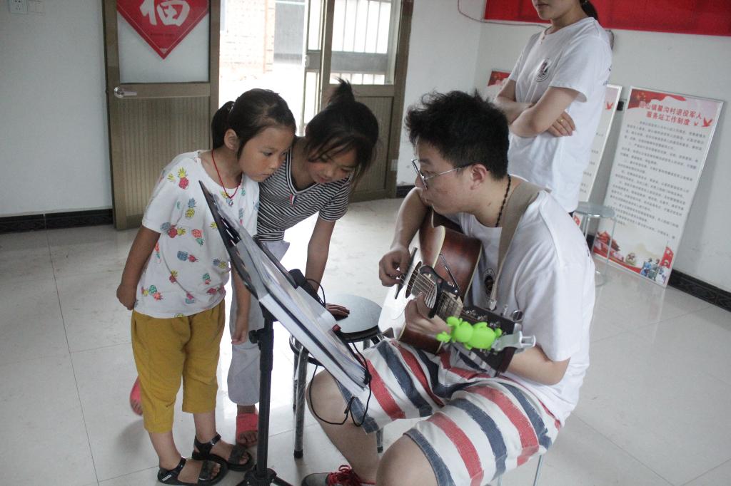 “筑巢”暑期社会实践关爱留守儿童活动顺利举行