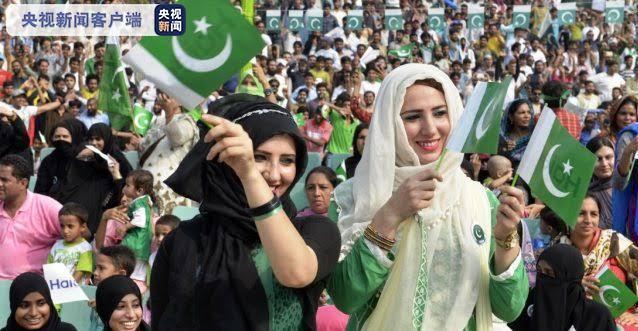1947年8月14日脱离英联邦，巴基斯坦民众街头狂欢庆贺独立日