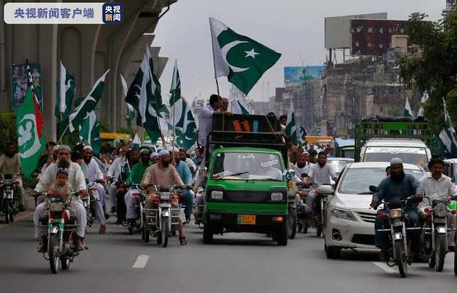 1947年8月14日脱离英联邦，巴基斯坦民众街头狂欢庆贺独立日