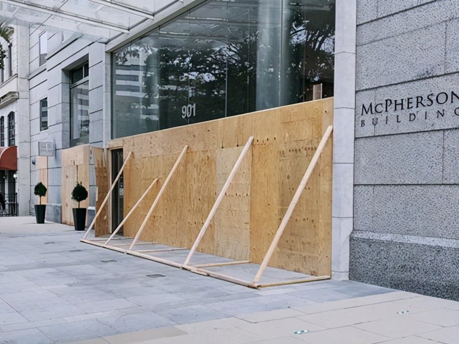 美国总统选举日惊心动魄，特朗普自称胜选商户怕骚乱关门