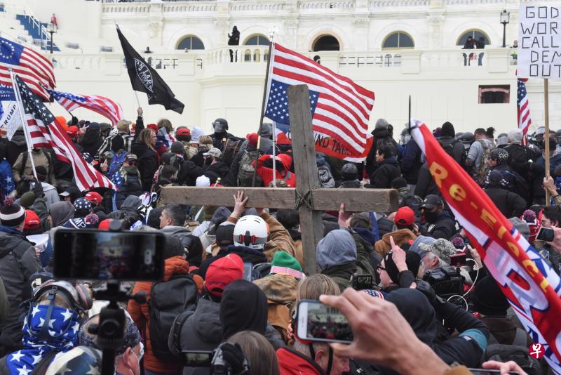 特朗普暴力支持者煽动叛乱冲入国会大厦两院被迫暂停审议