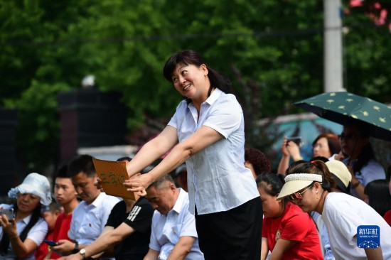 凤城市特殊教育学校老师鲍芳芳在艺术节上带领学生表演古诗词歌舞节目