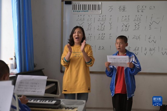 　　9月6日，凤城市特殊教育学校老师姜丹慧（左）为上讲台唱歌的学生鼓掌。 ...