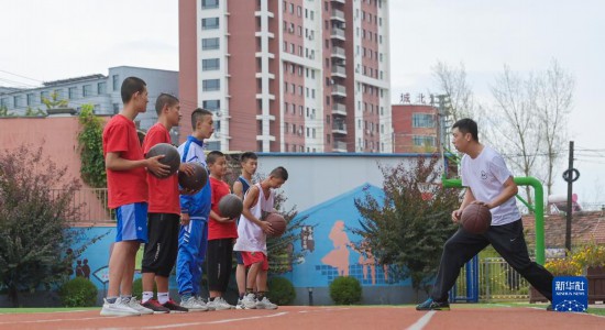 　　9月6日，凤城市特殊教育学校老师方向（右一）在体育课上教学生运球。 ...