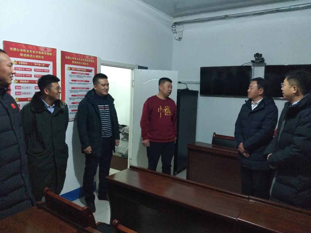 辞旧迎新慰问送暖入人心，夹信子镇领导慰问坚守岗位人员