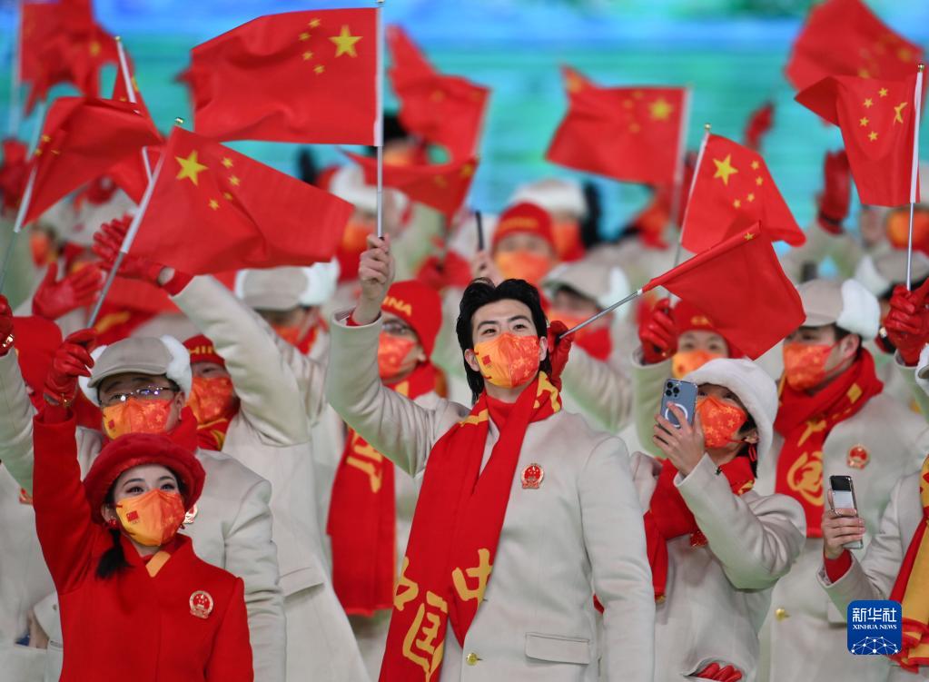 北京冬奥会开幕式在国家体育场举行，中国代表团入场