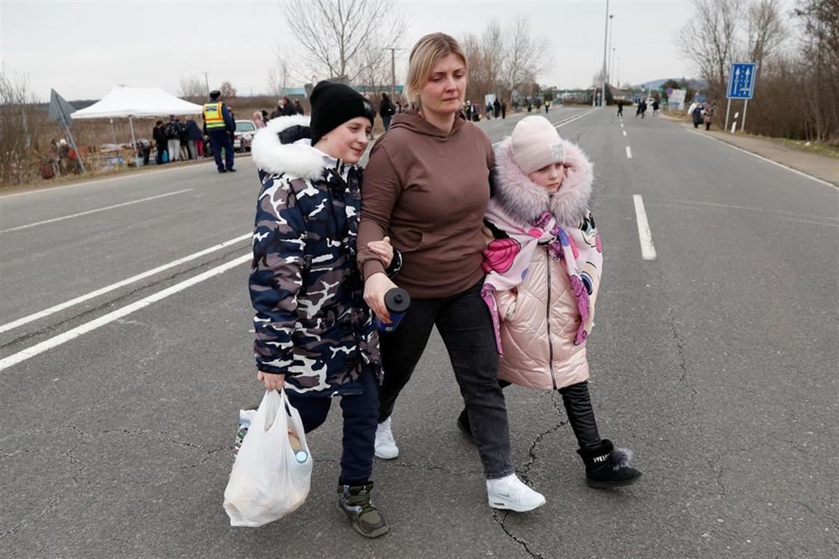 乌克兰边境离别：男子忍痛将子女托付给陌生女子带走