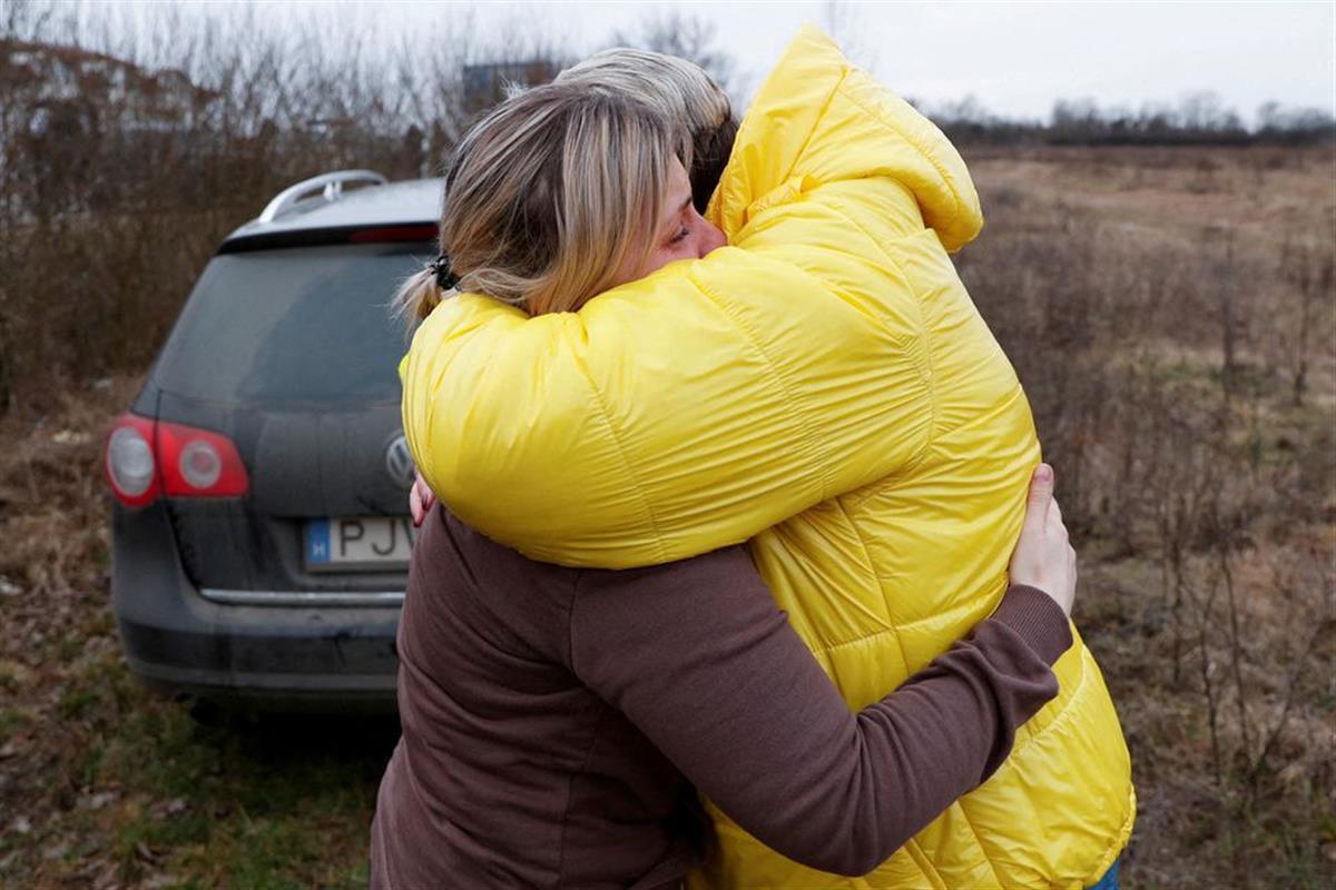乌克兰边境离别：男子忍痛将子女托付给陌生女子带走