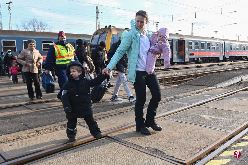 乌克兰难民乘搭火车逃到匈牙利边境城市扎霍尼避难