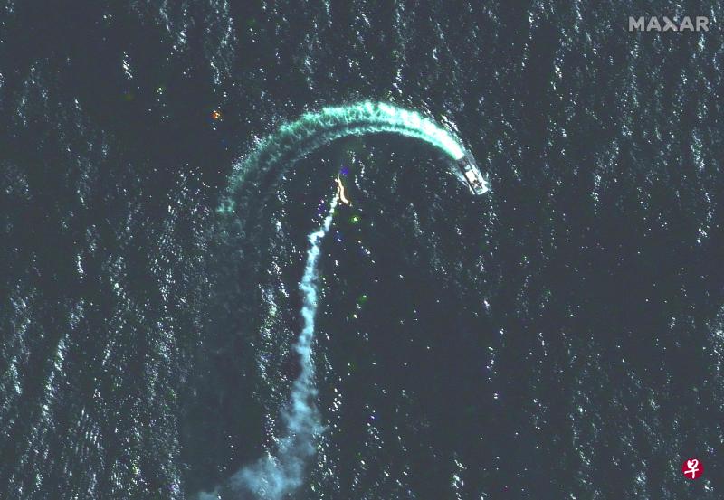俄部队黑海蛇岛再遭重挫，乌导弹击中俄海军后勤补给船
