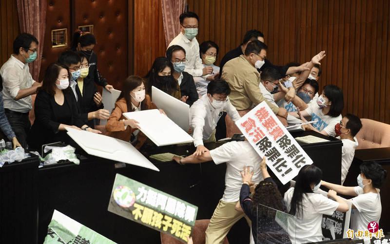 议员冲突中强行通过修正案，民进党为陈水扁除涉贪罪