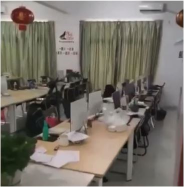 受骗打工者被迫在柬埔寨西港中国城园区进行网络诈骗。图为诈骗集团的办公室 ... ...