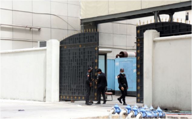 西港中国城园区的大门由多名保安人员看守
