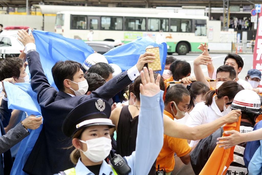 枪手开第二枪安倍随着倒下，日本民众疑贴身护卫失职