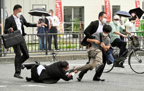 枪手开第二枪安倍随着倒下，日本民众疑贴身护卫失职