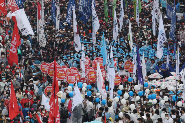 韩国首尔爆发大规模反美集会，有人高喊解散韩美同盟