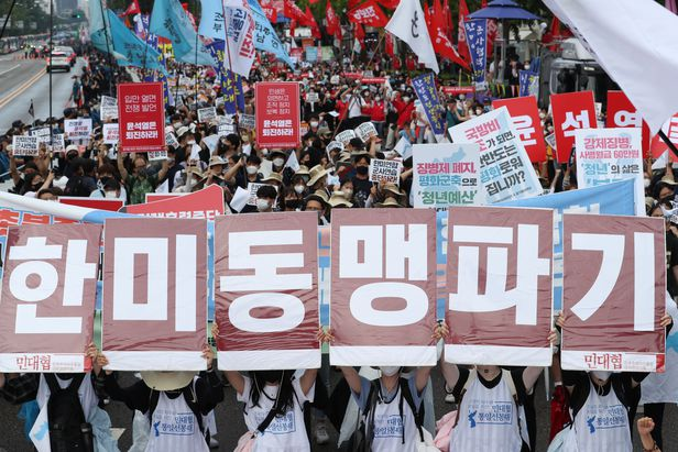 韩国首尔爆发大规模反美集会，有人高喊解散韩美同盟