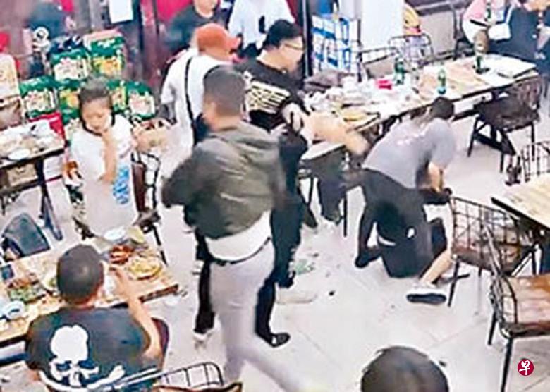 陈继志（绿色外套男子）在唐山一家烧烤店内殴打王某某（白衣女子）的一幕 ... ...