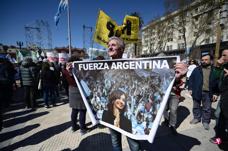 阿根廷民众上街游行，声援险遭刺杀副总统克里斯蒂娜