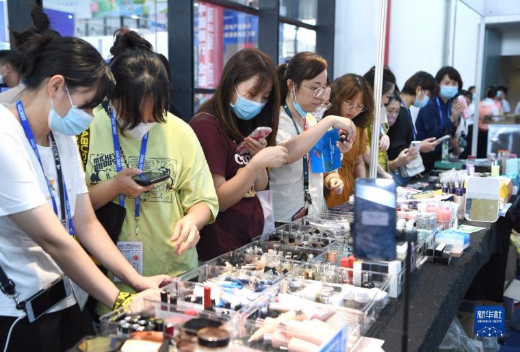 9月18日，在南宁国际会展中心，观众在选购老挝香水