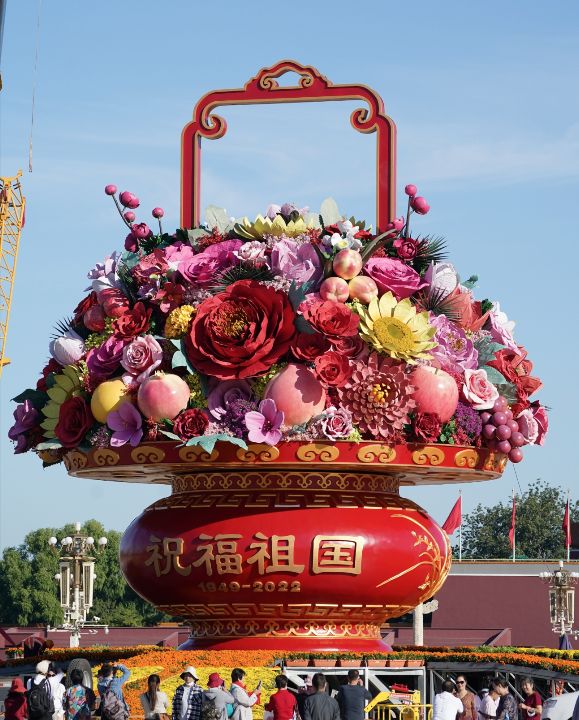 天安门广场“祝福祖国”花篮组装完毕与市民游客见面