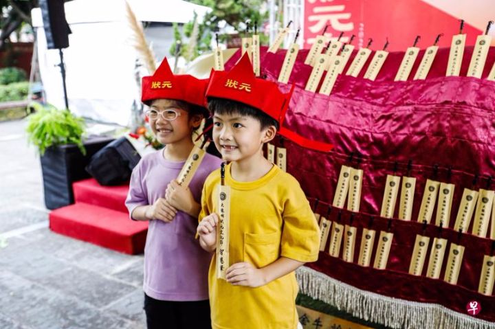 戴状元帽领毛笔，台北孔庙办状元文化节庆祝孔子诞辰