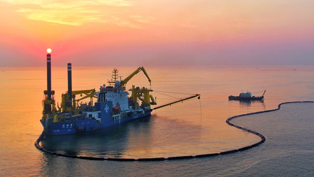 亚洲最大重型挖泥船天鲲号现身黄海提速连云港航道建设