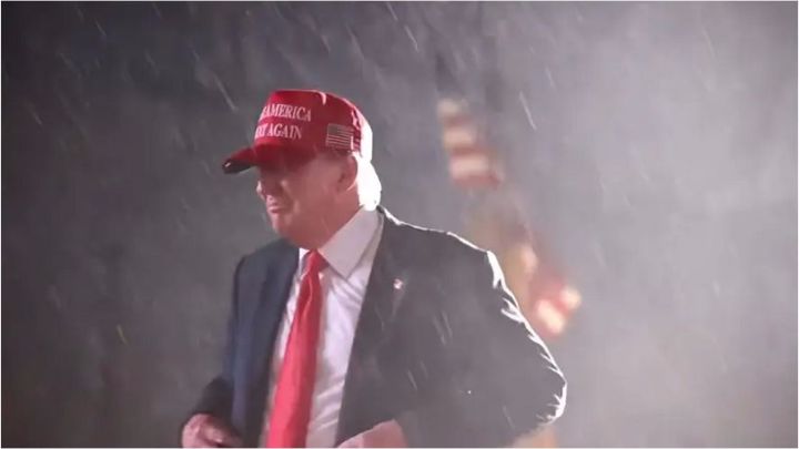 前总统特朗普“领雨票”，拉票大会天降大雨气势拉满