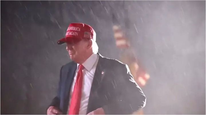 前总统特朗普“领雨票”，拉票大会天降大雨气势拉满