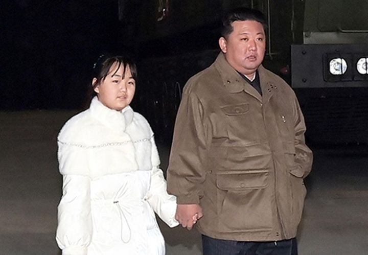 朝鲜试射新洲际弹道导弹，金正恩携女儿首次公开亮相