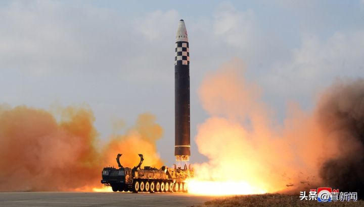 朝鲜试射新洲际弹道导弹，金正恩携女儿首次公开亮相