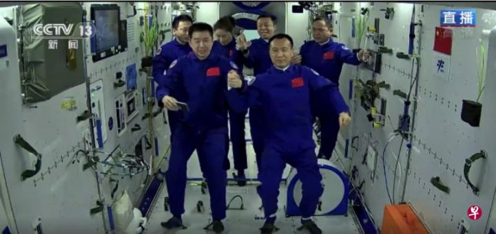 神十五和神十四航天员首次在中国空间站“太空会师”