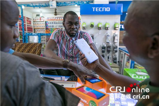 传音市场占比60%，中企让更多非洲民众用得起智能手机