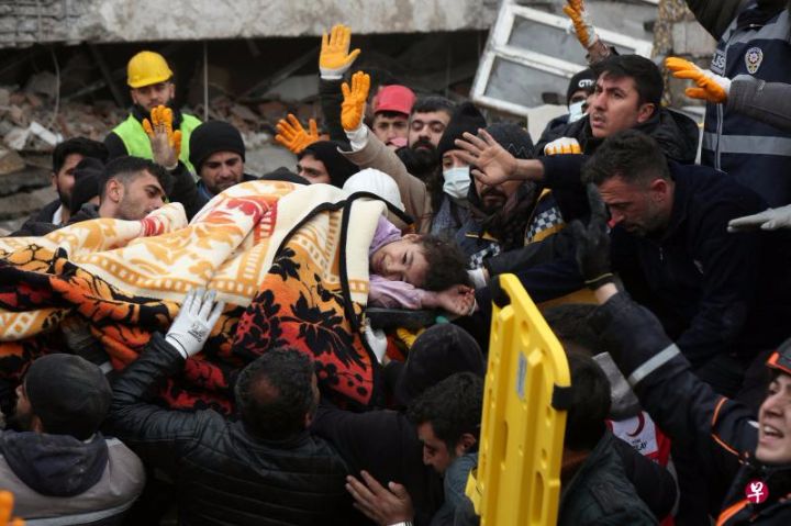 大地震灾区许多伤者受困土耳其总统吁国际援助45国响应